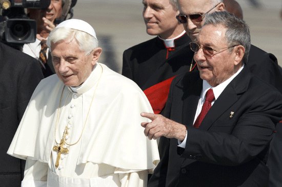 El Papa y Raúl Castro. La Iglesia Católica viene teniendo un creciente papel político y social en la isla