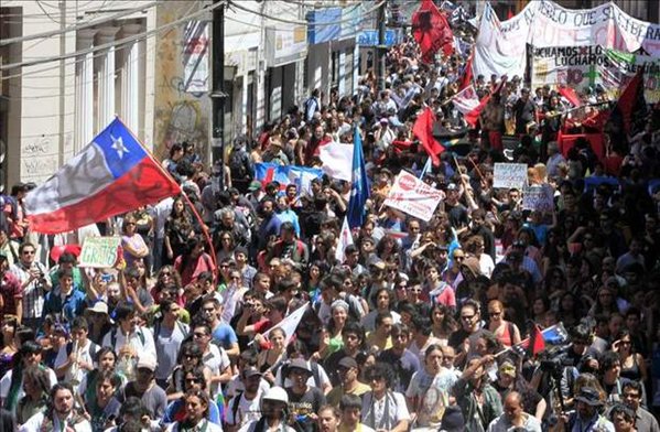 100000 estudiantes en chile vuelven a llenar las calles exigiendo educación pública gratuita 