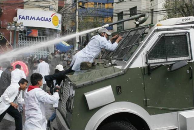 Huelga general en Bolivia: Estudiantes de medicina enfrentan a la policía