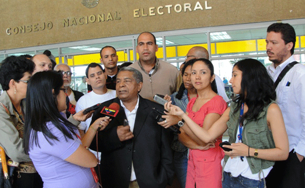 Venezuela: Orlando Chirino formalizó su candidatura presidencial por el PSL ante el Consejo Nacional Electora  
