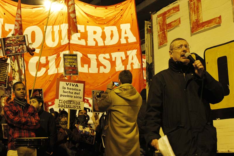 Argentina: José Castillo haciendo uso de la palabra, detrás, la columna de Izquierda Socialista (UIT-CI)
