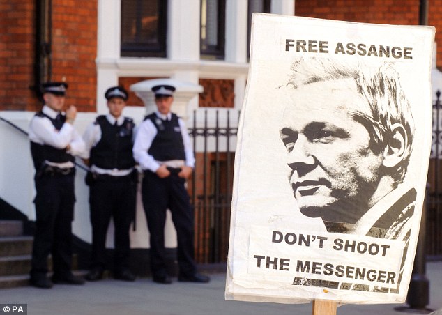 Julián Assange, director del sitio web WikiLeaks, permanece desde el 19 de junio en la embajada de Ecuador en Londres en carácter de asilado.