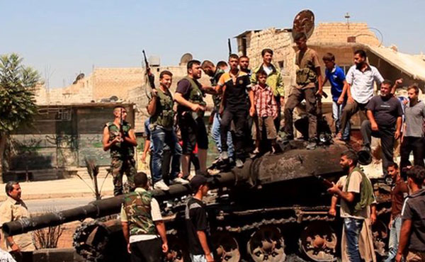Siria: soldados rebeldes festejan tras haber destruido un tanque de las fuerzas del régimen en Aleppo