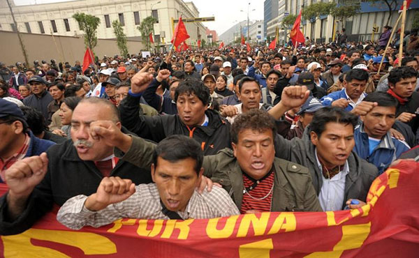 El Sindicato Unitario de Trabajadores en la Educación del Perú (Sutep) inició este miércoles una huelga nacional indefinida para exigir al Gobierno del presidente Ollanta Humala que cumpla con su promesa de aumentarle el sueldo a los maestros.