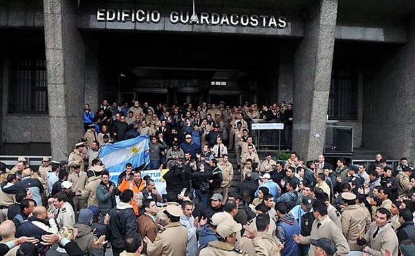 La huelga de gendarmes y prefectos, en Argentina, por reclamos salariales, y el apoyo a sus reclamos y al derecho a formar sindicatos realizada por Izquierda Socialista, entre otras organizaciones, ha generado una nueva polémica en la izquierda marxista.