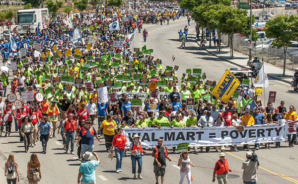 Trabajadores de Walmart llevaron adelante una huelga histórica en el "black friday".