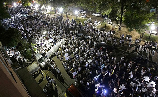 Mais de 35 mil pessoas caminharam pelas ruas de Santa Maria na noite de 28/01