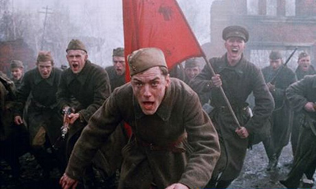 La película “Enemigo al acecho” muestra la brutalidad de los oficiales soviéticos, que asesinaban a mansalva a quien dudara en el avance, pero también el heroísmo de militares y civiles que permitió la victoria.