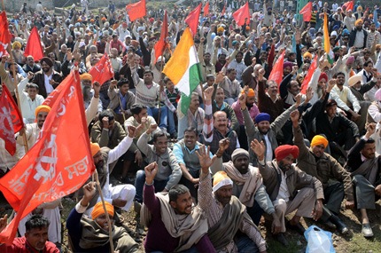 Los mayores disturbios se registraron en la ciudad industrial de Noida, cerca de Nueva Delhi, donde durante el primer día del paro más de 70 personas fueron detenidas