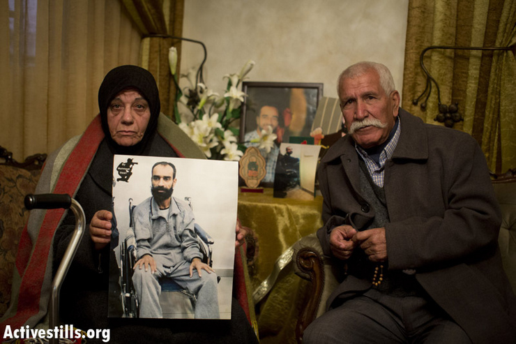 Laila y Tariq Issawi, los padres de Samer, en su casa, el 2 de febrero de 2013. (Foto por: Oren Ziv/Activestills.org)
