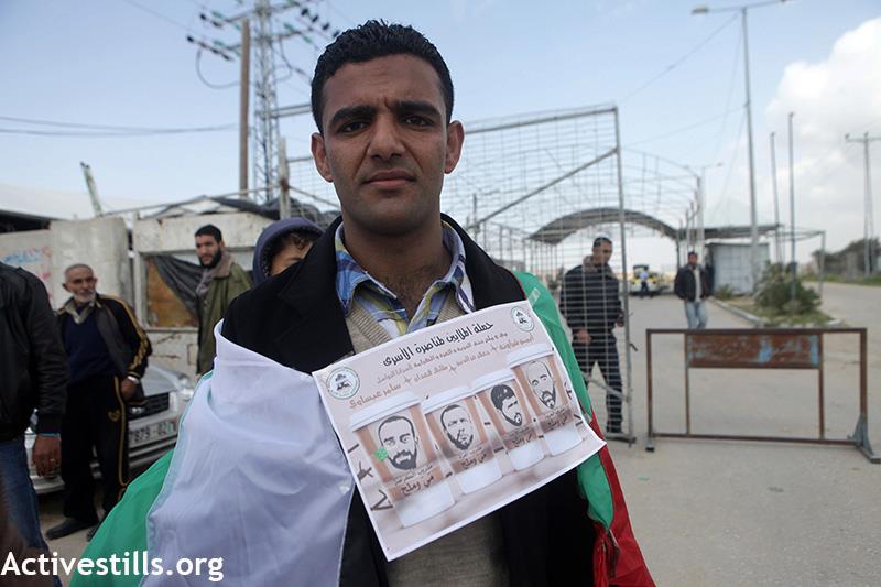 Mahmoud Sarsak, futbolista y miembro de la selección nacional de Palestina acerca su solidaridad a los presos en huelga de hambre. Sarsak fue detenido por las fuerzas de ocupación israelíes en el 2009, y liberado el 10 de julio del año pasado después de tres meses en huelga de hambre y tras una intensa campaña de solidaridad internacional.