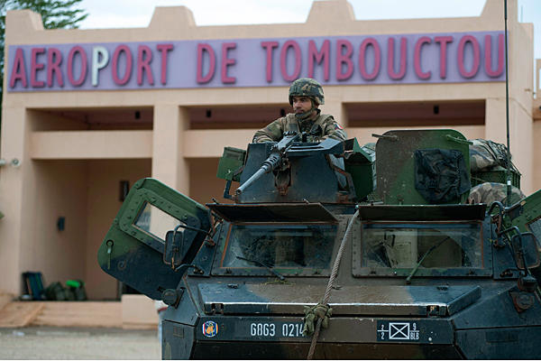 Tropas imperialistas francesas patrullando las calles de Mali