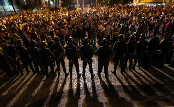 Protestas en Bello Horizonte el 26-6-2013 frente al estadio Mineirao