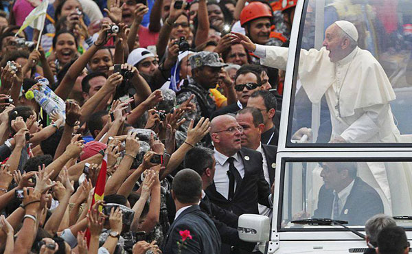 El Papa visita un Brasil convulsionado