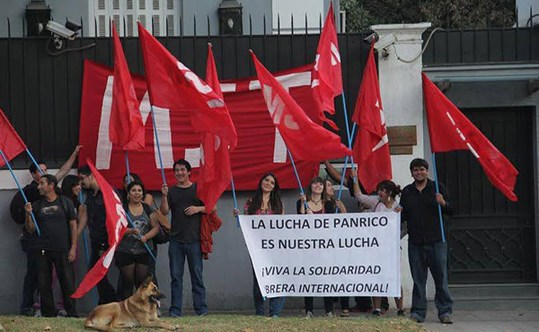 Apoyando a la combativa huelga de Panrico en Barcelona, manifestándonos en la Embajada de España