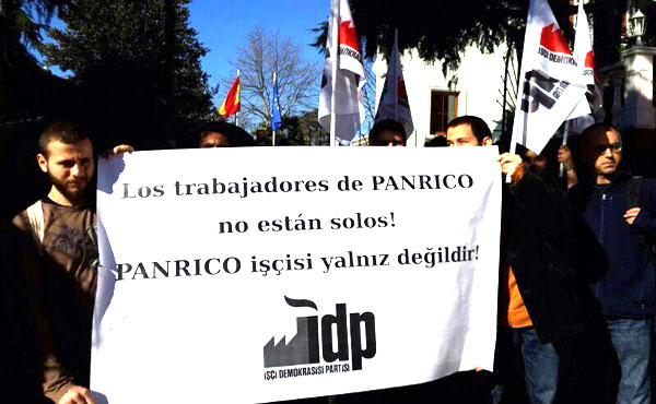 Los compañeros turcos del Partido de Democracia Obrera apoyan a los trabajadores de Panrico delante del consulado de España en Estambul.