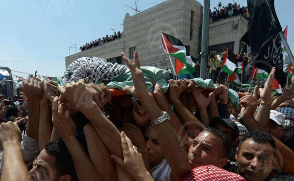 Miles de palestinos despiden a Mohammed Abu Khudair, el muchachito de 15 años secuestrado, torturado y quemado vivo por colonos israelíes.