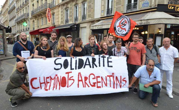 Compañeros del GSI (Grupo Socialista Internacionalista) ante la embajada de Argentina en Paris en solidaridad con los ferroviarios argentinos