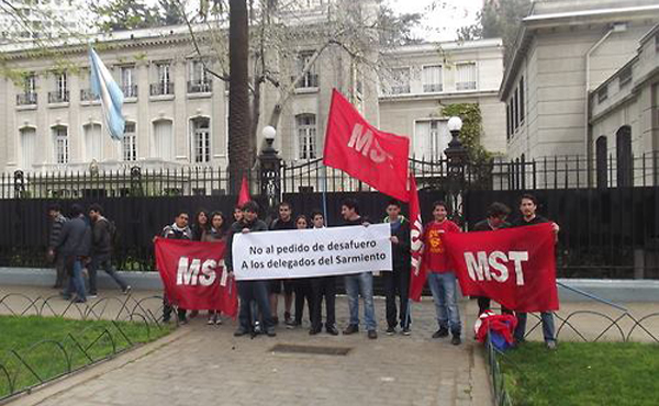 Desde Chile, solidaridad con los delegados ferroviarios del Sarmiento de Argentina. Una delegación del MST de CHile presentó su reclamo contra el desafuero a los deleagdos combatiivos en la Embajada de Argentina en Santiado de Chile.