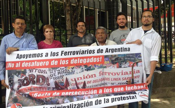 En embajada argentina en Venezuela rechazando desafuero a ferroviarios argentinos