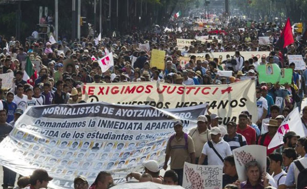 El cobarde asesinato en México de 3 jóvenes normalistas de Ayotzinapa, Guerrero, la desaparición de otros 43 y la muerte de tres personas ha conmovido a la sociedad mexicana y al mundo entero.
