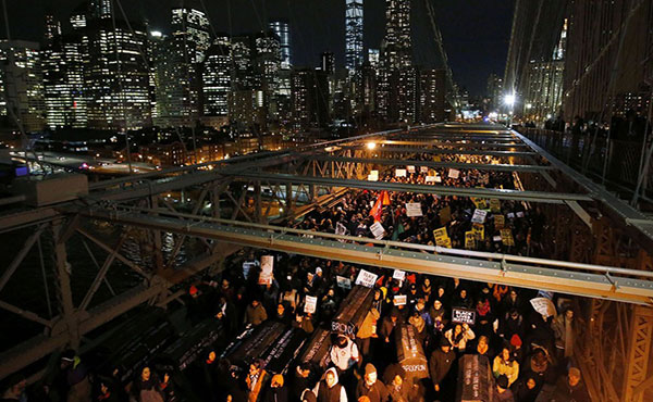 Cientos de miles de neoyorkinos salieron a la calle a repudiar la impunidad en otro caso de brutalidad policíaca cometida contra un afroamericano en EEUU. Eric Garner de 43 años fue asesinado por la policìa el pasado 17 de Julio.