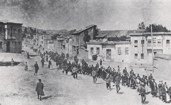 1915: armenios en la ciudad turca de Urfa, cercana a la frontera con Siria,  camino al exilio y las masacres