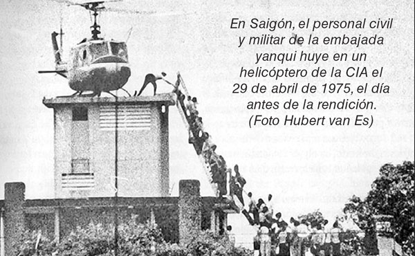 En Saigón, el personal civil y militar de la embajada yanqui huye en un helicóptero de la CIA el 29 de abril de 1975, el día antes de la rendición. (Foto Hubert van Es)