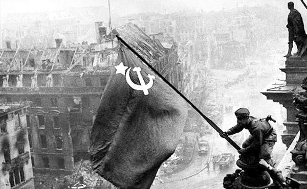 Un soldado soviético levanta la bandera roja en Berlín