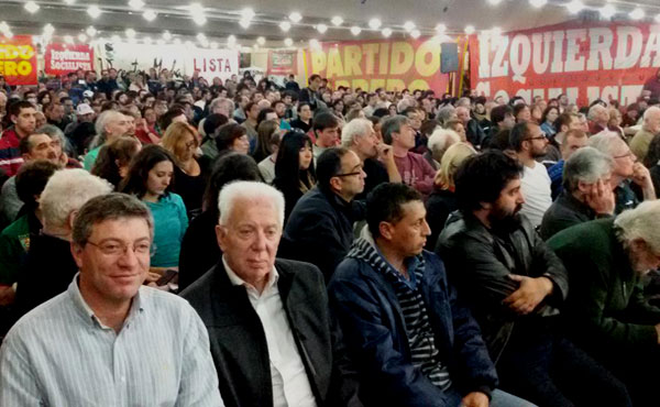 Más de 700 dirigentes sindicales se reunieron en el Hotel Bauen, bajo gestión de los trabajadores, representativos de sindicatos de las cinco centrales obreras del movimiento obrero industrial, estatal y docente que integran y apoyan el Frente de Izquierda de la lista Unidad que encabeza la fórmula Altamira- Giordano