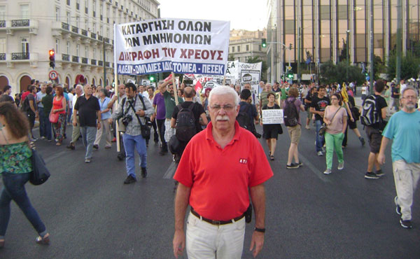 Miguel Sorans (Izquierda Socialista-UIT-CI) cuando entraba la columna de Adedy, la Confederación Sindical de Empleados Públicos y Maestros.