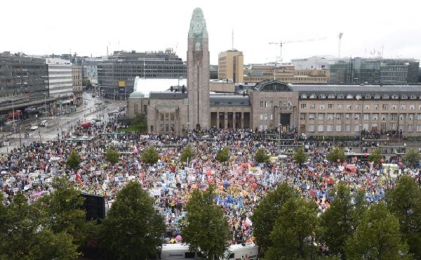 Protesta contra los recortes anunciados por el Gobierno, este viernes en Helsinki (Finlandia). / HEIKKI SAUKKOMAA (AP)