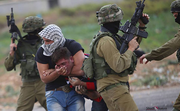 El ejército sionista infiltra agentes entre los manifestantes para detenerlos, golpearlos y dispararles.