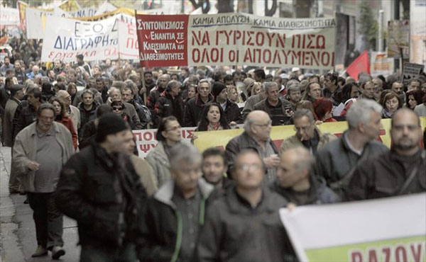 La confederación de sindicatos del sector privado de Grecia, GSEE, convocó ayer una huelga general de 24 horas para el próximo 12 de noviembre en protesta contra las medidas acordadas con los acreedores, que prevén la liberalización del mercado laboral a cambio de los fondos del tercer recate.