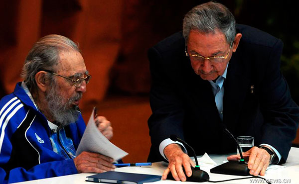 Fidel y Raúl  Castro  en la clausura  del VII Congreso del Partido  Comunista Cubano