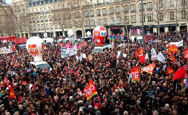 Las huelgas y movilizaciones contra el intento del gobierno "socialista" de Hollande de destruir la legislación laboral, con la nueva ley de trabajo "ley El Khomri", siguen creciendo y mantienen una popularidad del 70%.