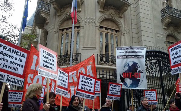 Izquierda Socialista hizo un acto frente a la embajda francesa en Argentina. 