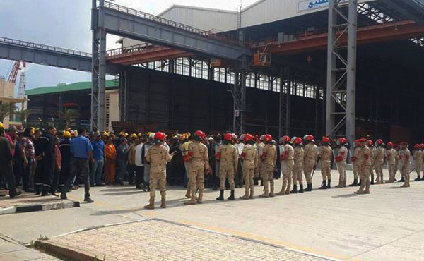 26 trabajadores de la Compañía de los astilleros navales de Alejandría están presos, a la espera de su juicio por un tribunal militar, que se pasó para octubre, bajo los cargos de abstenerse de trabajar y de incitar a la huelga.