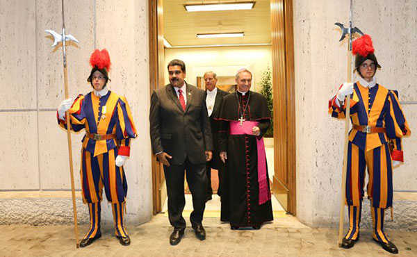 Maduro se reunió con el Papa. La iglesia mediará entre el gobierno y la MUD