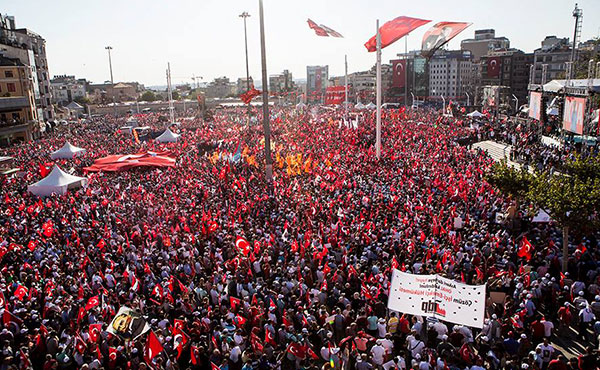 Acto del CHP en plaza de Taksim el 24 del julio.  A la derecha abajo, la bandera del IDP