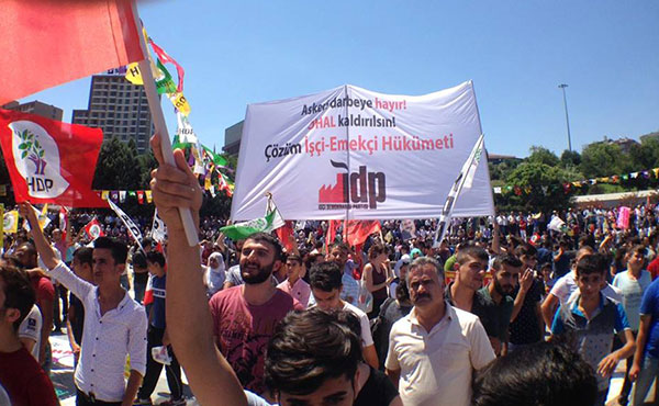 En la bandera se escribe: “No al golpe militar! Que se anule el estado de emergencia! La solucion es gobierno de los trabajadores!”  Barrio obrero de Estambul el 23 del julio de 2016