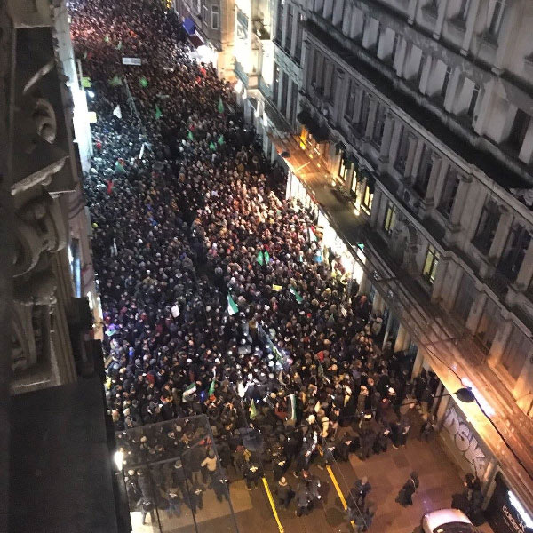 Thousands in solidarity with Aleppo in front of Russian embssy in Istambul
