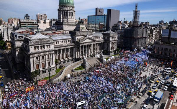 El 6 de marzo, mientras Macri inauguraba el ciclo lectivo en una escuelita de Volcán (Jujuy), cientos de miles de docentes en todo el país paralizaban las escuelas y salían a la calle.