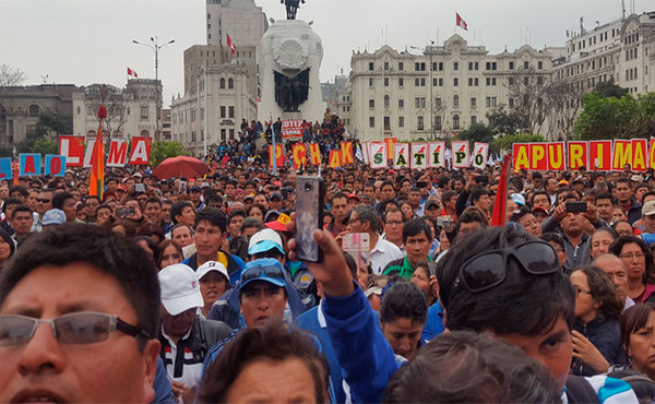 Huelga de maestros peruanos