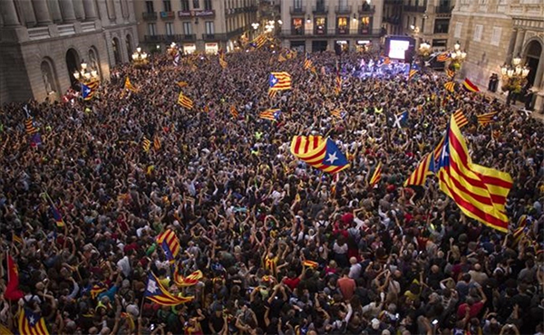 Catalanes celebran la declaración de independencia