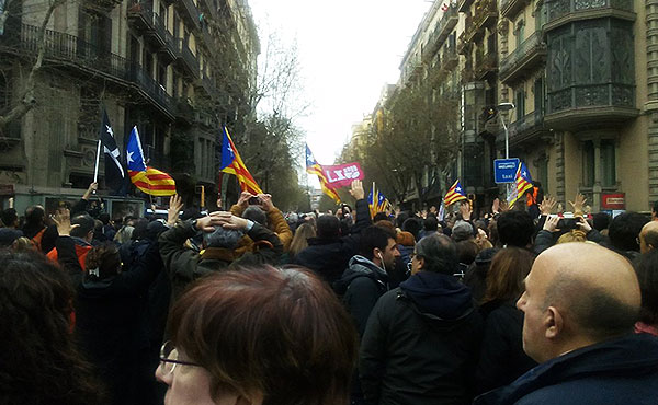 La respuesta del pueblo catalán no se hizo esperar. Miles salieron a repudiar la detención de Puigdemont.