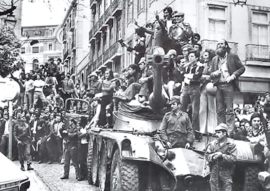 En abril de 1974 triunfó en Portugal la llamada “revolución de los claveles” que terminó con una dictadura de 50 años. Fue clave la unidad de los trabajadores con los soldados