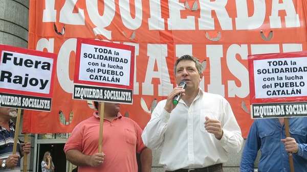 El diputado Juan Carlos Giordano en la Cancillería repudiando la visita de Rajoy