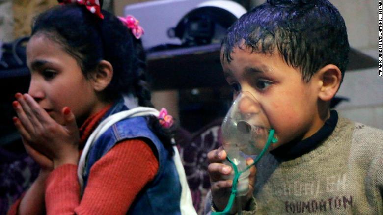 Niños sirios reciben tratamiento ante los antaques quiímicos en Duma