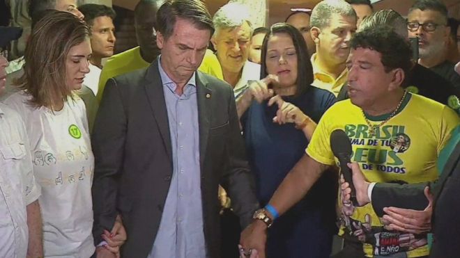 Bolsonaro rezando luego de la elección
